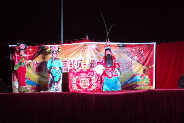 7月3日,在湖西崖东社区演出